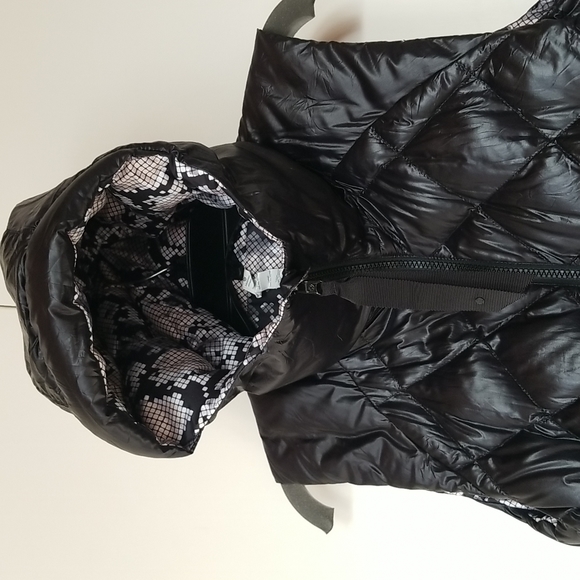 Lululemon The Fluffiest Vest in Black/Ziggy Snake Butter Pink Black - Picture 5 of 7